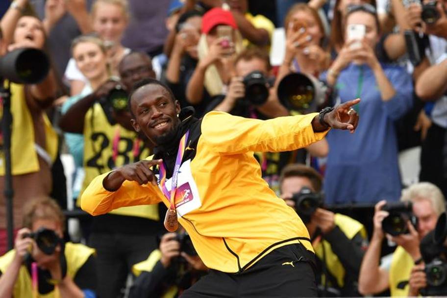 Il saluto di Usain Bolt allo stadio olimpico di Londra, non poteva che essere la “sua” freccia 